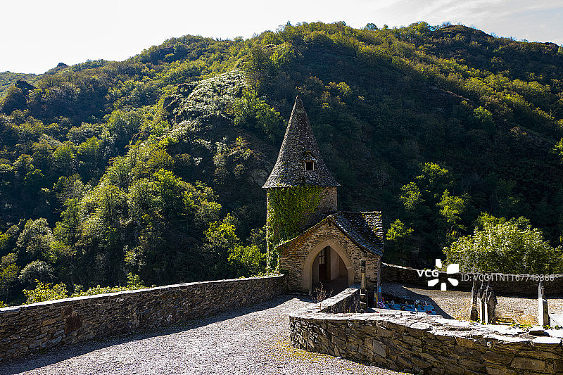 法国南部-比利牛斯地区孔克圣富瓦公墓教堂图片素材