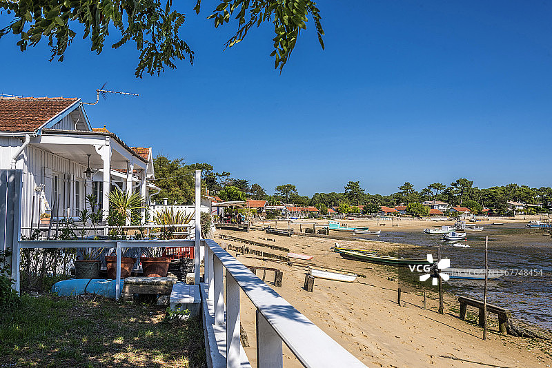 法国阿卡雄海湾卡普费雷的卡农生蚝村海滩房屋和搁浅的船只图片素材