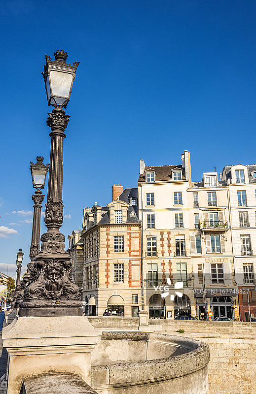 法国巴黎：艺术桥和奥尔费弗尔码头房屋图片素材