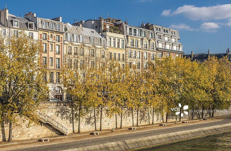 法国巴黎第一区西岱岛塞纳河岸木板路与金银匠码头建筑图片素材