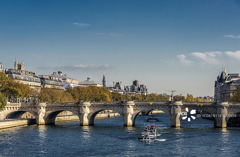 法国巴黎塞纳河上的新桥和圣雅克塔图片素材