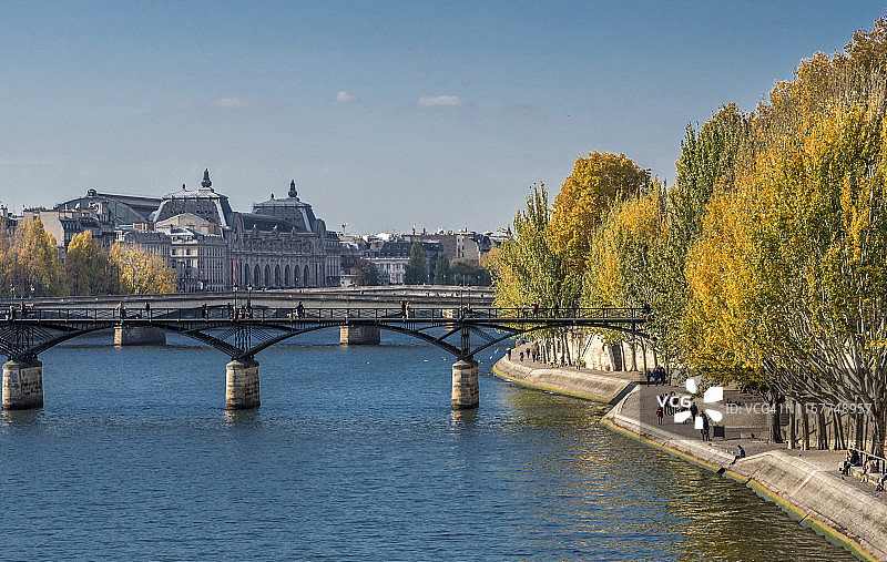 法国巴黎艺术桥，塞纳河畔的步行道和奥赛博物馆图片素材