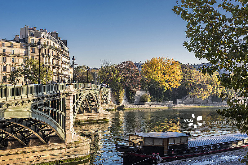 法国巴黎第四区，圣路易岛，从圣贝尔纳码头看贝蒂讷码头和苏利桥图片素材