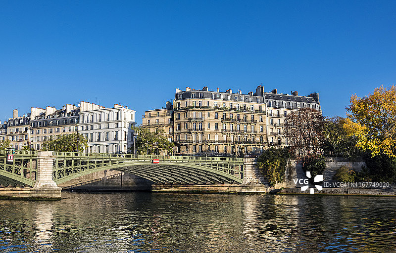 法国巴黎圣路易岛塞纳河畔叙利桥图片素材