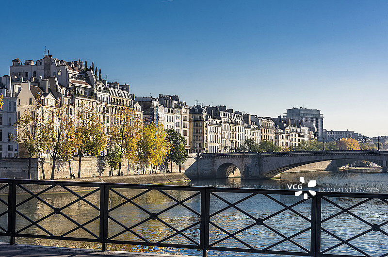 法国巴黎第四区圣路易岛：从阿尔什夫主教桥和图尔内尔桥看奥尔良码头建筑图片素材