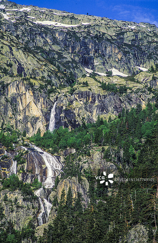 法国，比利牛斯国家公园，奥尔山谷，内乌维耶自然保护区内的瀑布图片素材