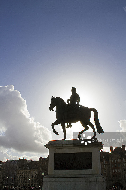 法国巴黎新桥广场亨利四世骑马雕像图片素材