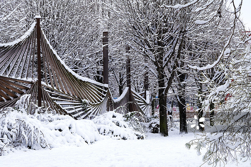 法国法兰西岛巴黎维莱特公园雪景，木结构图片素材