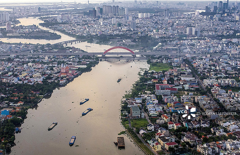 从飞机上俯瞰越南胡志明市（西贡）和西贡河图片素材