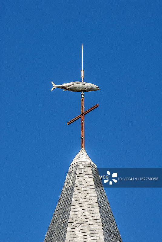 法国布列塔尼格鲁瓦岛：教堂尖顶上的鱼雕图片素材