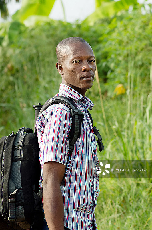这位年轻人走在灌木丛中，摆了个姿势图片素材