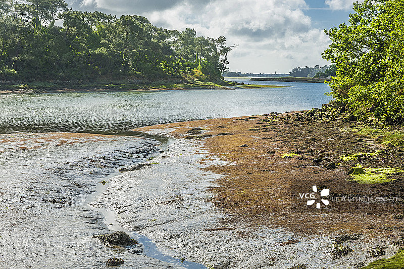 法国布列塔尼菲尼斯泰尔省蓬拉贝河图片素材