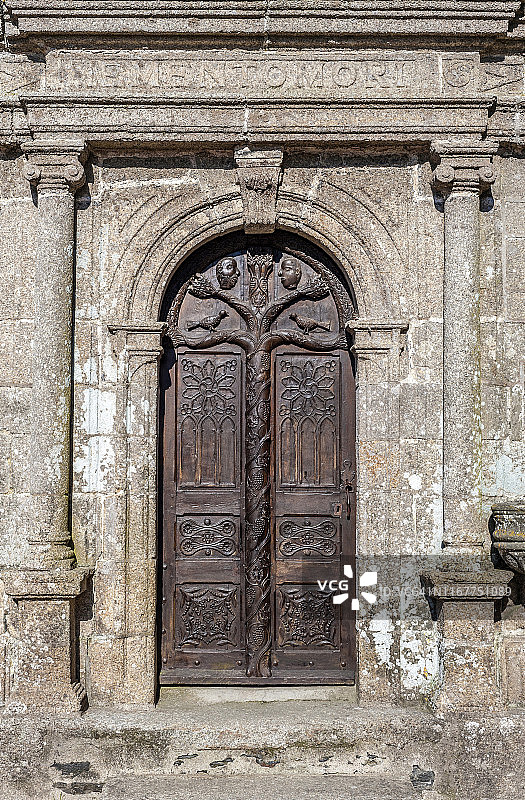 法国布列塔尼阿雷山：科马纳教堂墓地，藏骨堂之门图片素材