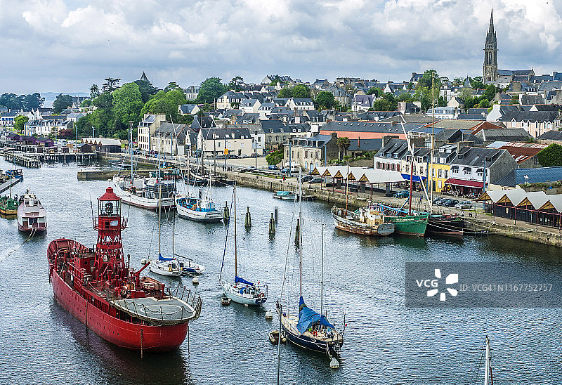 法国布列塔尼杜瓦梅内：吕港国家博物馆的红色灯船图片素材