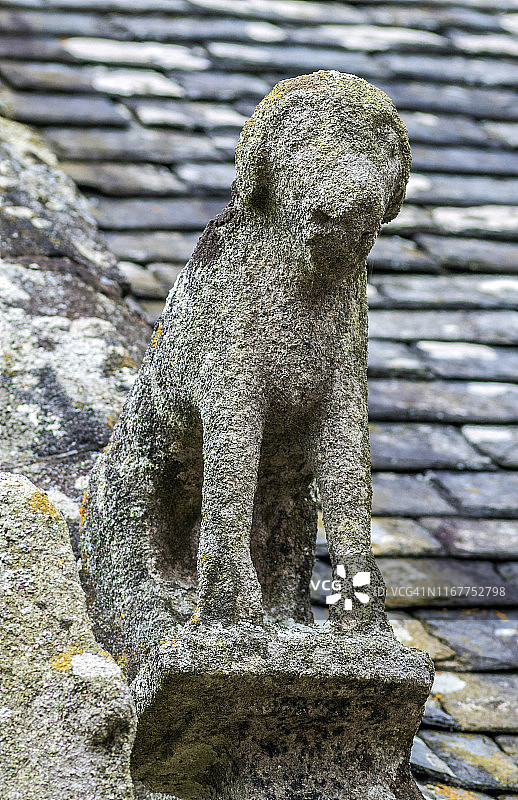 法国布列塔尼克罗宗半岛，圣尼克，圣尼凯斯教堂屋顶上的小狗雕塑（历史古迹）图片素材