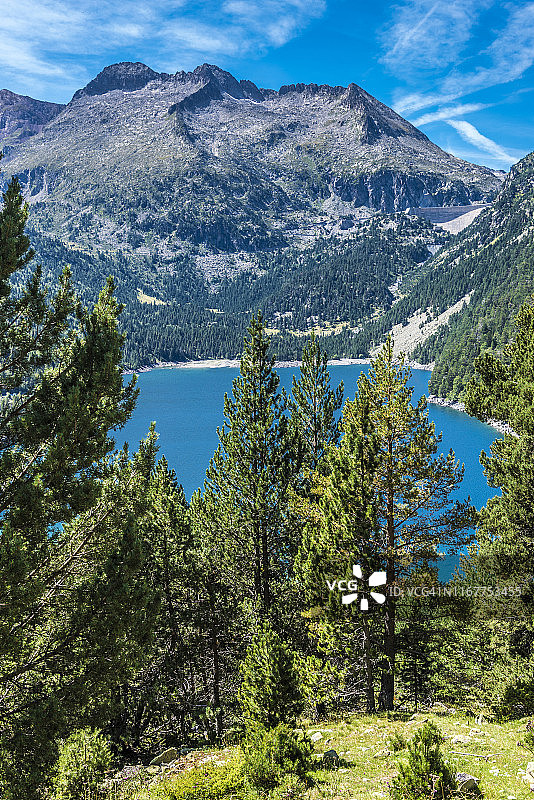 法国上比利牛斯山奥尔特河谷:内乌维耶尔国家自然保护区、内乌维耶尔峰(或奥贝尔峰),海拔2863米,奥雷东湖和卡普德隆水坝图片素材