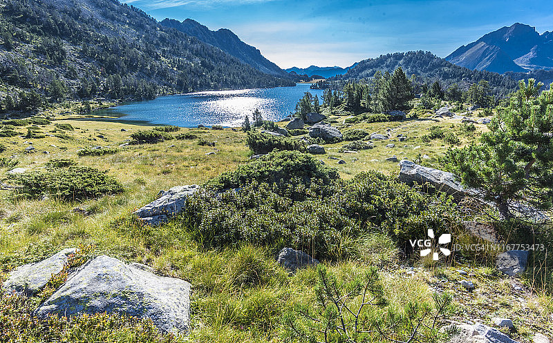 法国上比利牛斯省奥尔山谷，内乌维耶尔国家自然保护区，奥马尔湖图片素材