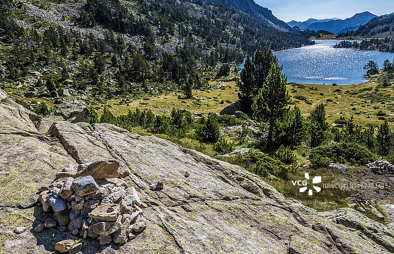 法国上比利牛斯山奥尔特河谷新维埃耶国家自然保护区，从奥贝尔特山口看奥马尔湖图片素材