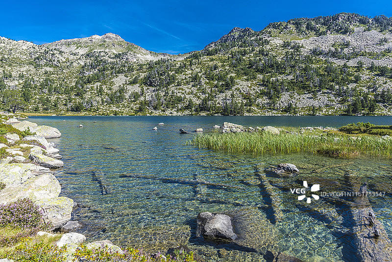 法国上比利牛斯省奥尔山谷新维埃耶国家自然保护区，奥马尔湖图片素材