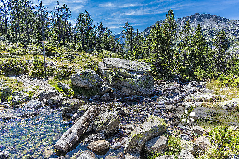 法国上比利牛斯省新维埃耶国家自然保护区湖泊间溪流图片素材