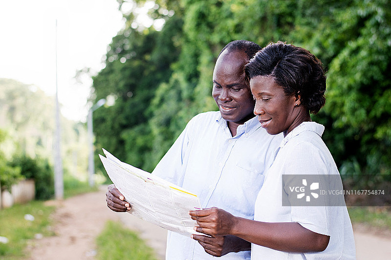 快乐的年轻夫妇在旅行中查看地图图片素材
