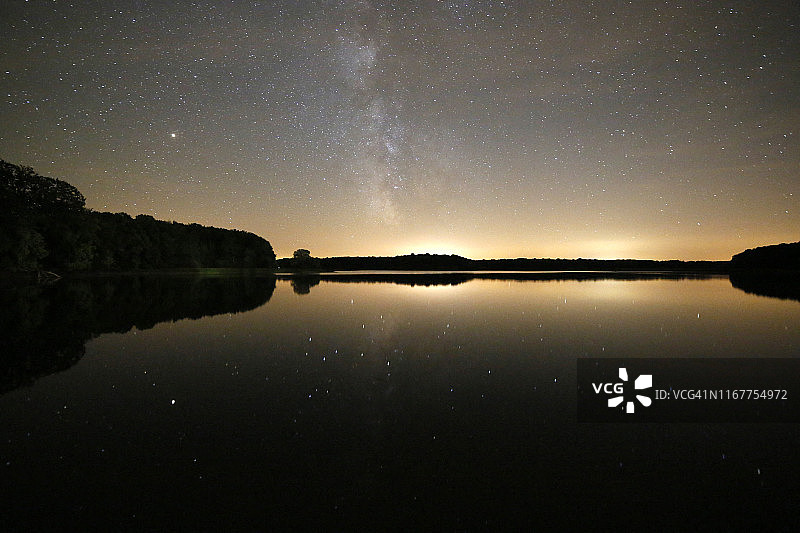 勃艮第地区圣法尔戈和布蒂桑地区布尔东湖夜景，星空和银河图片素材