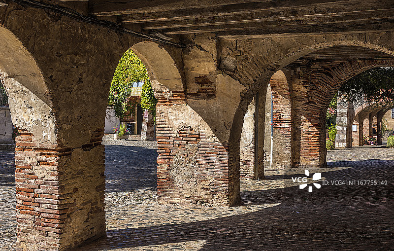 法国塔恩-加龙纳奥维拉市政厅廊道图片素材