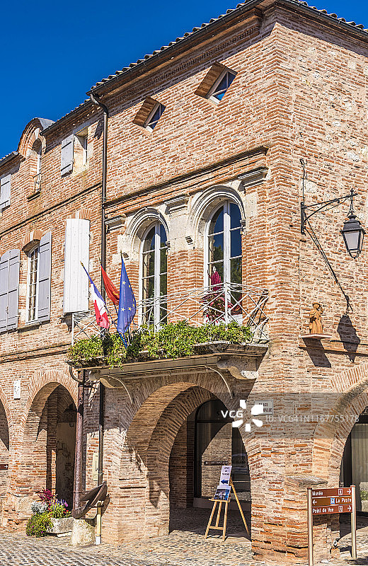 法国奥维拉尔市政厅广场，法国最美乡村图片素材