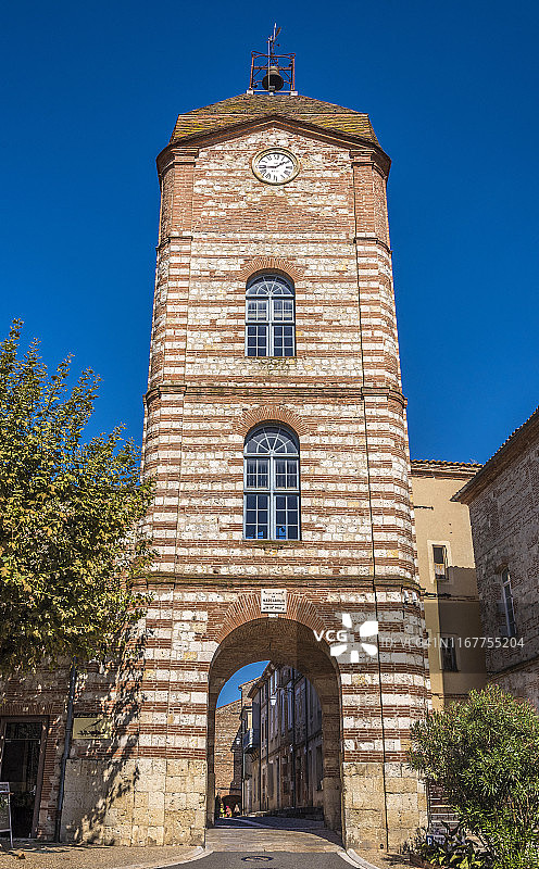 法国塔恩-加龙省奥维拉钟楼（17世纪）（法国最美丽的村庄）圣雅各之路图片素材