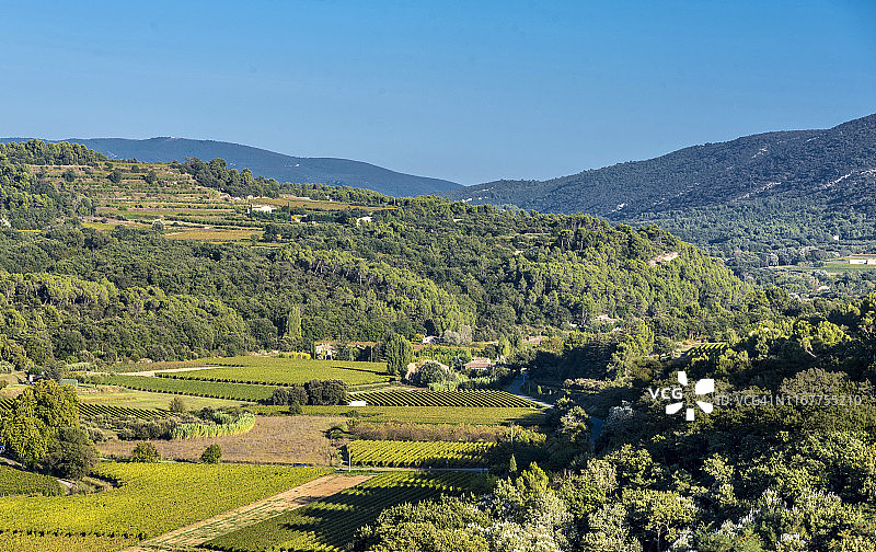 法国沃克吕兹省吕贝隆，梅内尔布看吕贝隆山图片素材