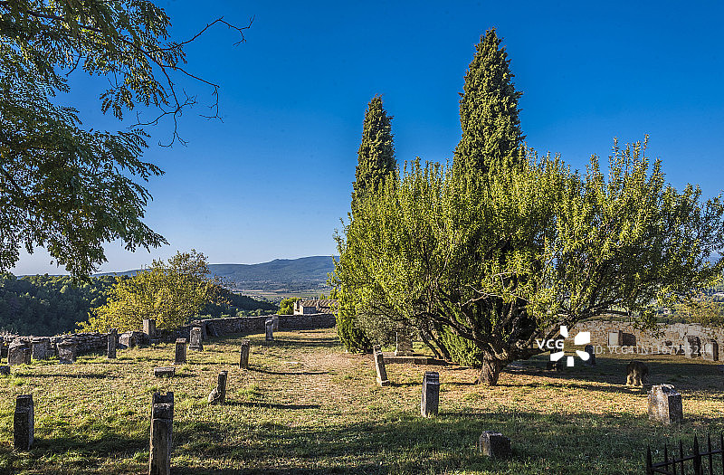 法国吕贝隆梅内尔布，老墓地，法国最美乡村图片素材