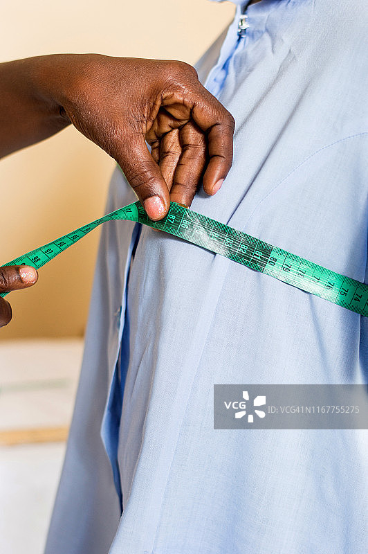 商店里人体模型的胸围测量图片素材