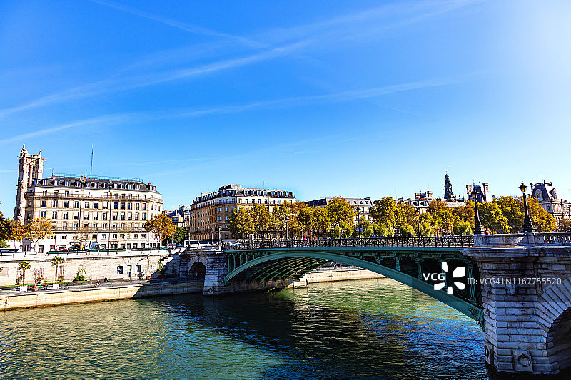 法国巴黎交易所桥、塞纳河及圣雅克塔景色（2018年10月5日）图片素材