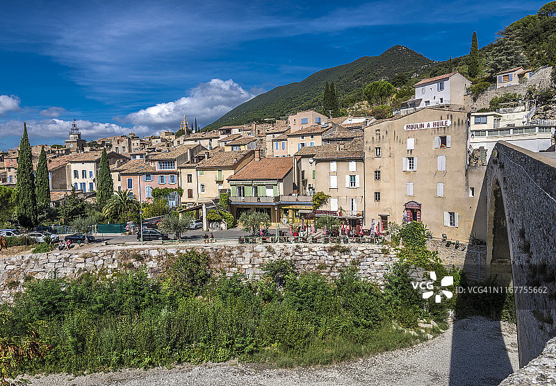 法国奥弗涅-罗讷-阿尔卑斯大区尼永：通往尼永的罗马桥图片素材