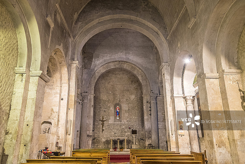 法国普罗旺斯沃克吕兹省，索格河地区，沃克吕兹泉，圣韦朗教堂的中殿（11世纪）图片素材