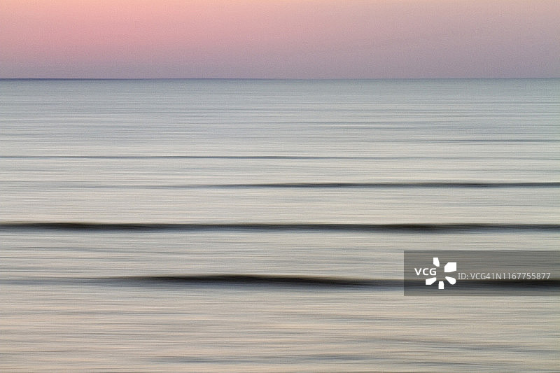 法国布尔格讷夫湾：黄昏时分的最后一波浪图片素材