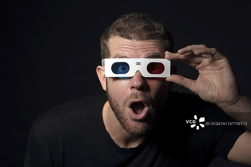 戴3D眼镜的30岁男人图片素材