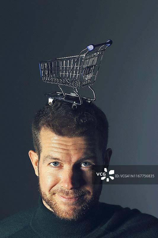 男人头顶着卡丁车图片素材