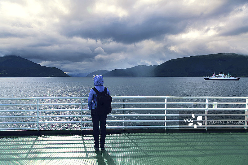 挪威峡湾上的渡轮图片素材