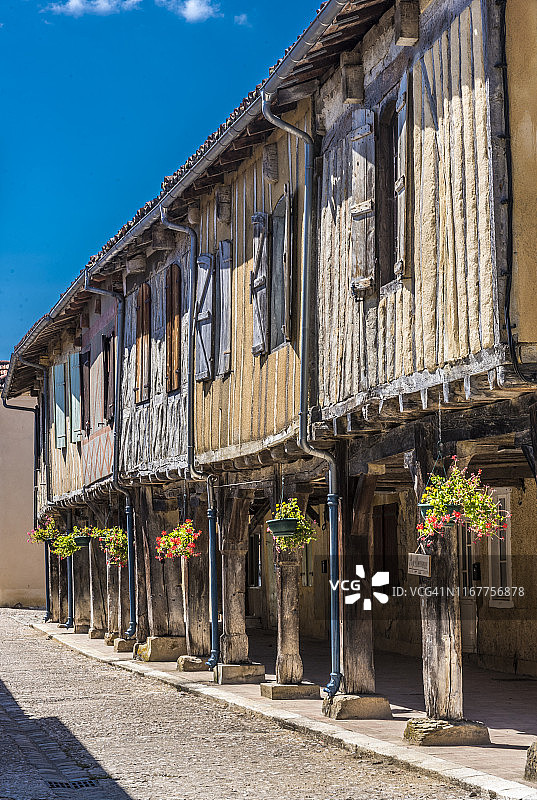 法国热尔省蒂拉克中世纪古村（12至15世纪）：半木结构房屋（圣雅各之路）图片素材