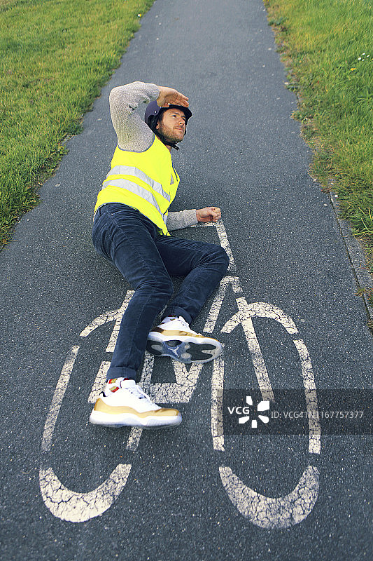 骑自行车的年轻男人图片素材