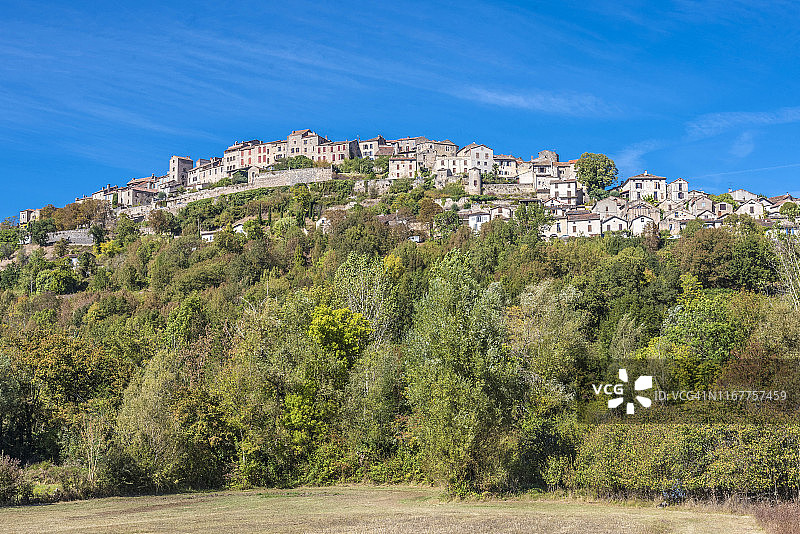 法国科尔德叙尔锡埃勒山顶村庄（圣雅各之路）图片素材