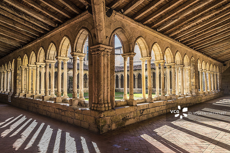 法国吉伦特省圣埃米利翁：学院教堂的14世纪回廊（联合国教科文组织世界遗产）图片素材