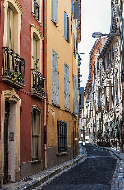 法国奥克西塔尼东比利牛斯佩皮尼昂历史中心的主街图片素材