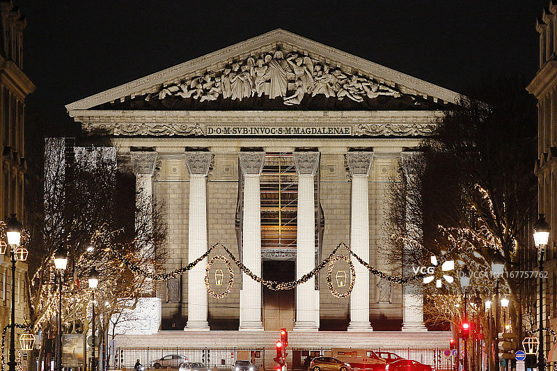 巴黎玛德莱娜教堂夜景（协和广场，圣诞期间）图片素材