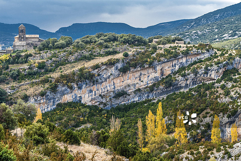 西班牙韦斯卡省阿拉贡自治区，锡耶拉瓜拉峡谷自然公园，马斯昆峡谷上方的罗德利亚尔村图片素材