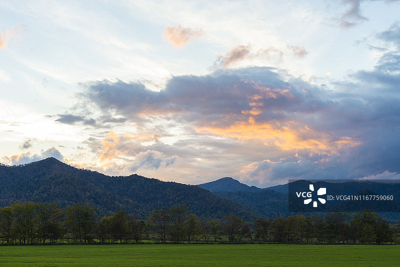 在日本北海道屈斜路湖畔漫步图片素材