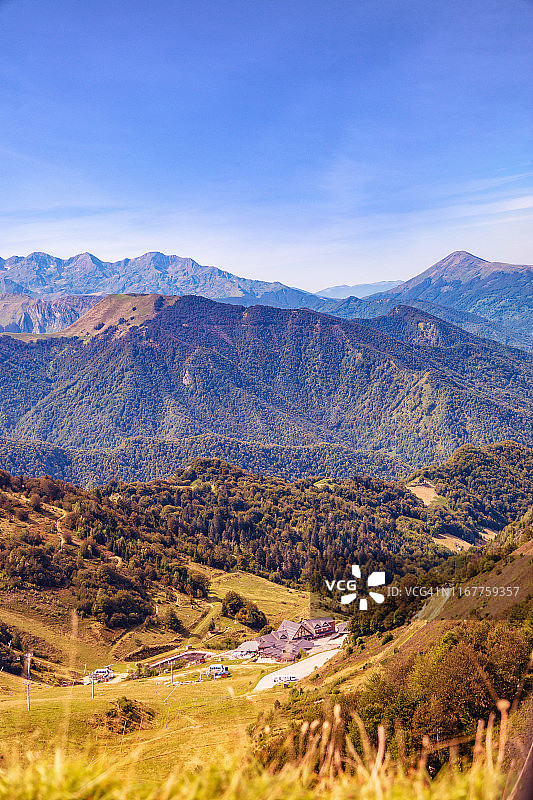 法国奥克西塔尼古泽雪山滑雪场周边山坡景色图片素材