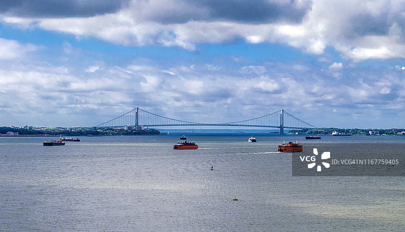 美国纽约市上湾韦拉札诺海峡大桥（1959年建，连接布鲁克林和斯塔滕岛）图片素材