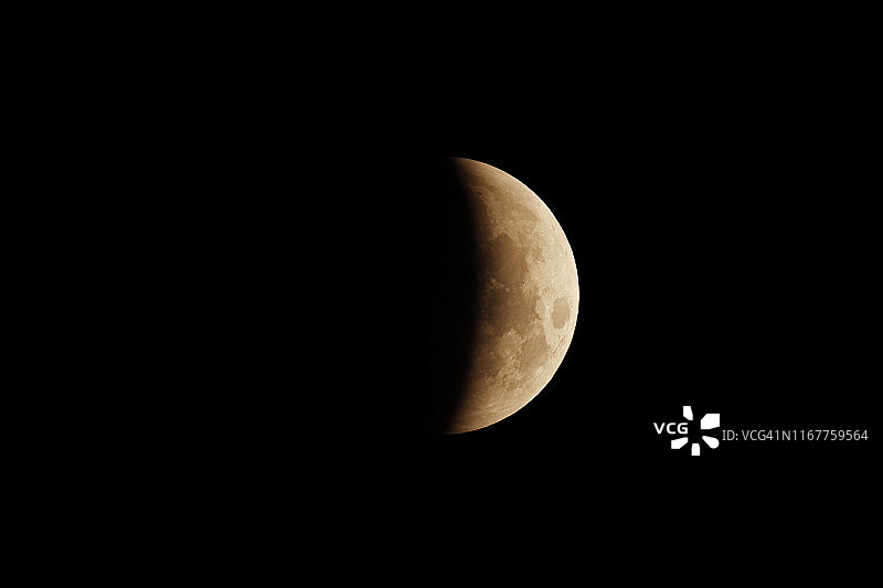 塞纳-马恩省：2019年1月21日月全食，全食前的偏食阶段图片素材